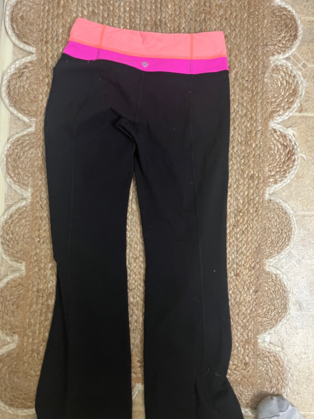 Sz 6 Lululemon Black Groove Flared Pant with Pink & Peach Waistband - Picture 5 of 9